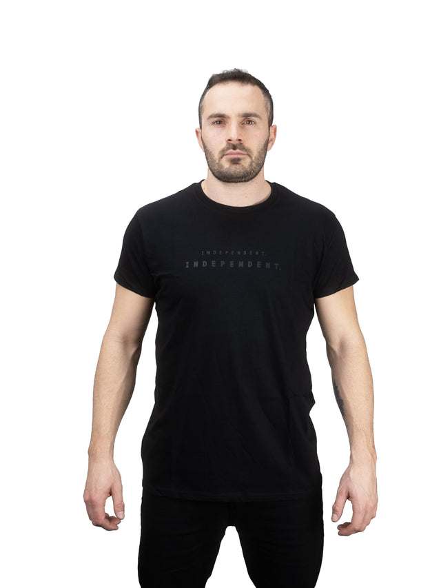 T-shirt nera con scritta INDEPENDENT